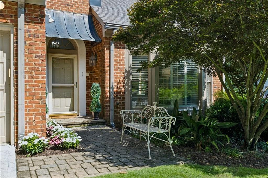 5 bedroom, 4 bathroom, 3,920 sq ft townhouse for sale at 440 Greenlaurel Drive, Sandy Springs, GA 30342 — photo 2