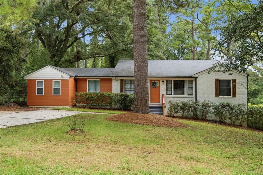 3 bedroom, 2 bathroom, 1,390 sq ft single family residence for sale at 1402 Midlawn Drive, Decatur, GA 30032 — photo 2