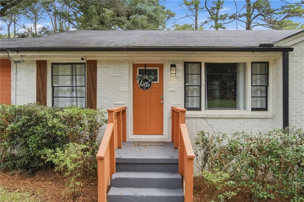 3 bedroom, 2 bathroom, 1,390 sq ft single family residence for sale at 1402 Midlawn Drive, Decatur, GA 30032 — photo 3