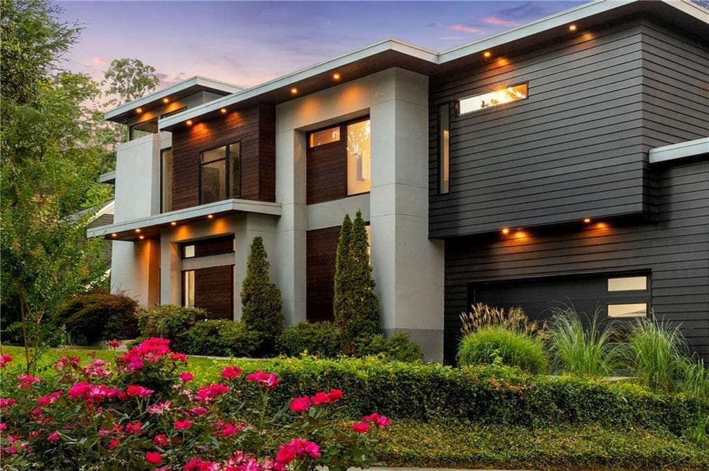6 bedroom, 7 bathroom, 6,400 sq ft single family residence for sale at 4036 Statewood Road, Atlanta, GA 30342 — photo 2