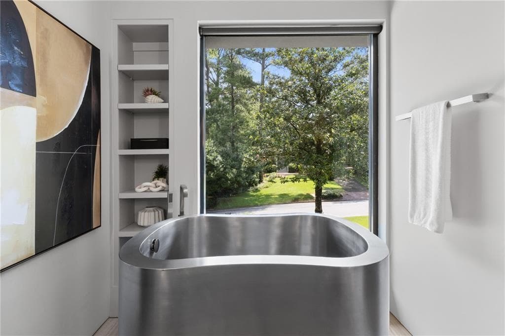 6 bedroom, 7 bathroom, 6,400 sq ft single family residence for sale at 4036 Statewood Road, Atlanta, GA 30342 — photo 7