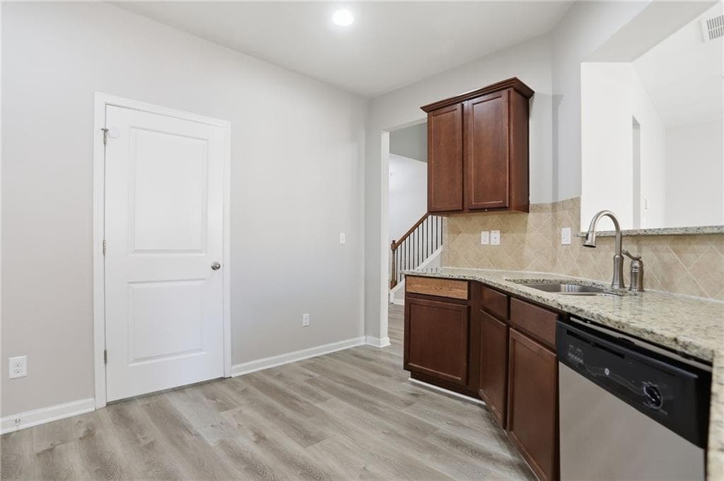 4 bedroom, 4 bathroom, 2,366 sq ft condominium under contract at 3370 Vintage Circle 7, Smyrna, GA 30080 — photo 7