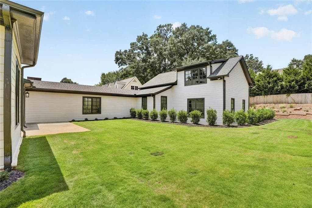 7 bedroom, 7 bathroom, 8,997 sq ft single family residence under contract at 2153 Cooper Lake Road, Smyrna, GA 30080 — photo 7