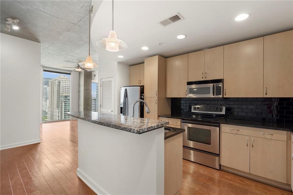 1 bedroom, 1 bathroom, 796 sq ft condominium for sale at 860 Peachtree Street 1910, Atlanta, GA 30308 — photo 4
