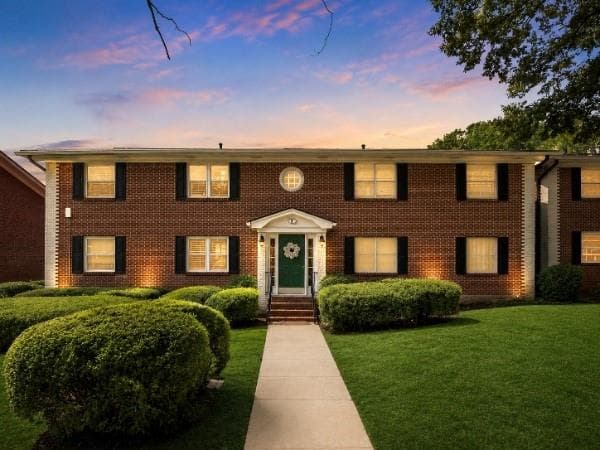 2 bedroom, 2 bathroom, 918 sq ft townhouse for sale at 4282 Roswell Road E2, Atlanta, GA 30342 — photo 2