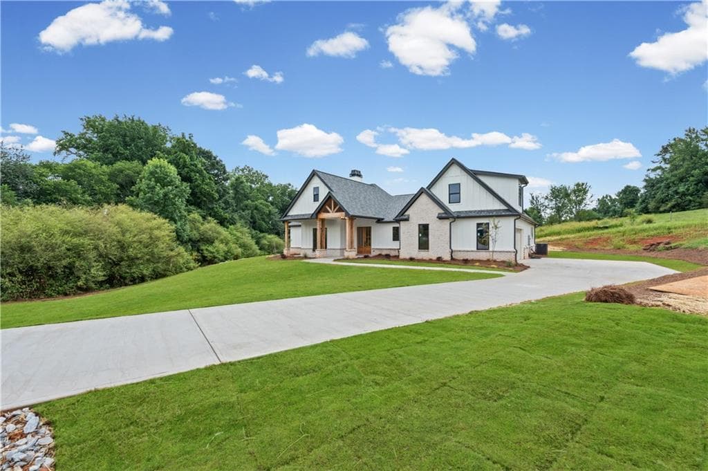 5 bedroom, 4 bathroom, 2,709 sq ft single family residence for sale at 5812 Claybrook Court, Clermont, GA 30527 — photo 3