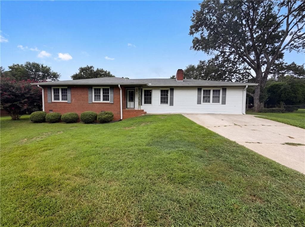 3 bedroom, 2 bathroom, 1,863 sq ft single family residence under contract at 3293 Bright Star Road, Douglasville, GA 30135