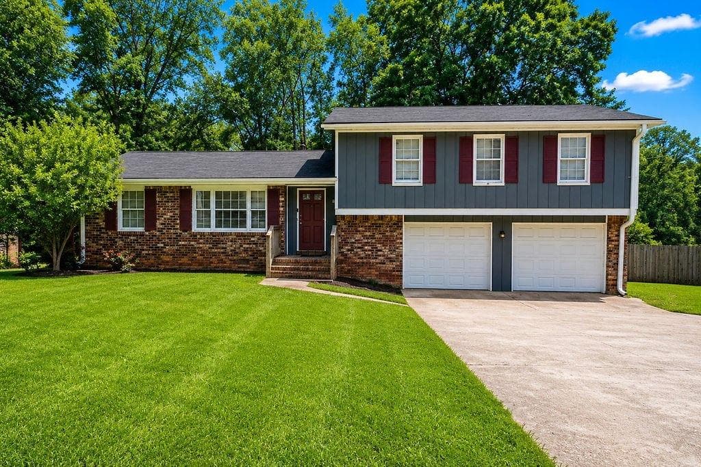 3 bedroom, 3 bathroom single family residence under contract at 970 Woodbridge Drive, Conyers, GA 30012 — photo 2