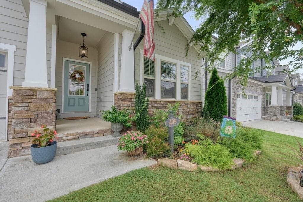 3 bedroom, 3 bathroom, 2,335 sq ft single family residence for sale at 409 Mcdaniel Place, Canton, GA 30115 — photo 4