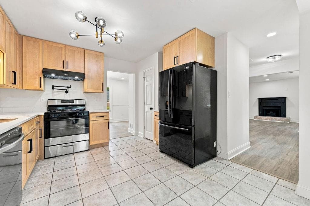 3 bedroom, 3 bathroom, 1,912 sq ft single family residence under contract at 1359 Summit Lane, Acworth, GA 30102 — photo 3