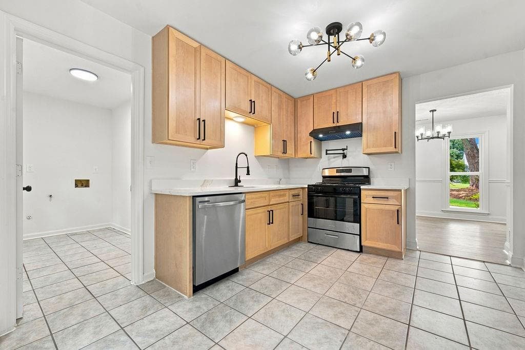 3 bedroom, 3 bathroom, 1,912 sq ft single family residence under contract at 1359 Summit Lane, Acworth, GA 30102 — photo 4