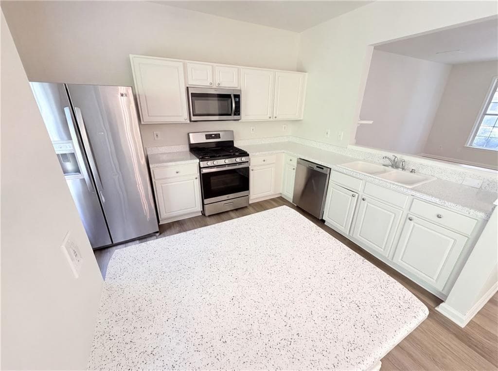 3 bedroom, 3 bathroom, 1,386 sq ft townhouse for sale at 9155 Nesbit Ferry Road 53, Alpharetta, GA 30022 — photo 2