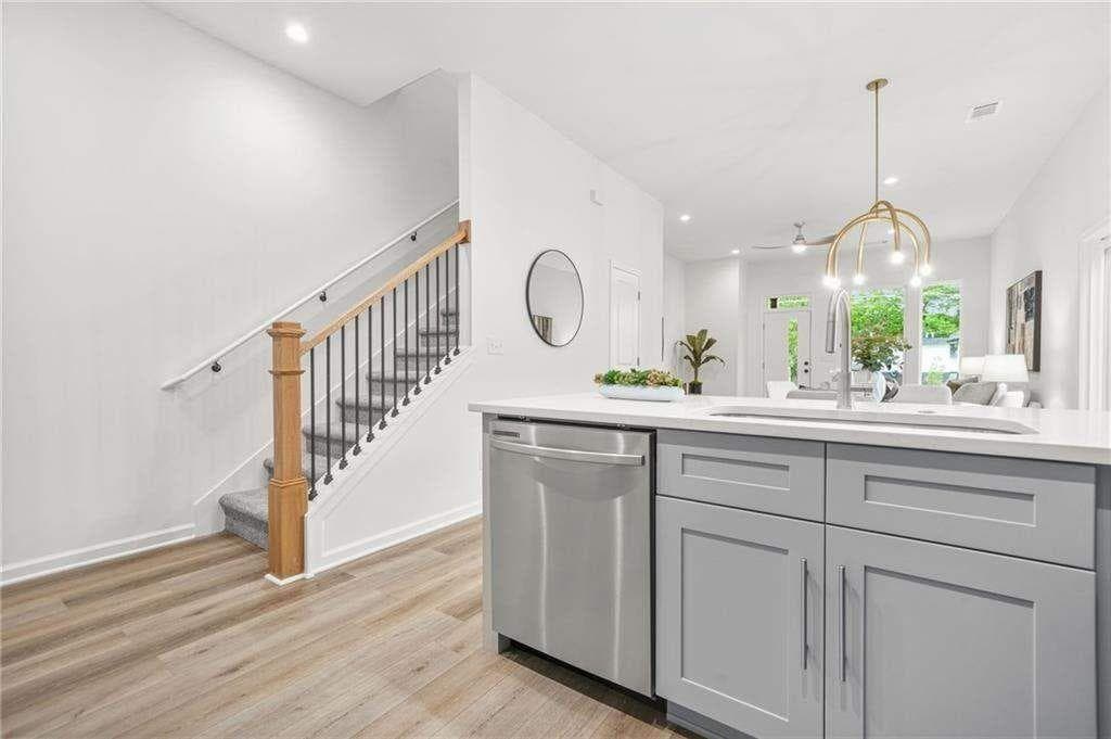 3 bedroom, 3 bathroom, 1,305 sq ft townhouse for sale at 526 James P Brawley Drive, Atlanta, GA 30318 — photo 9