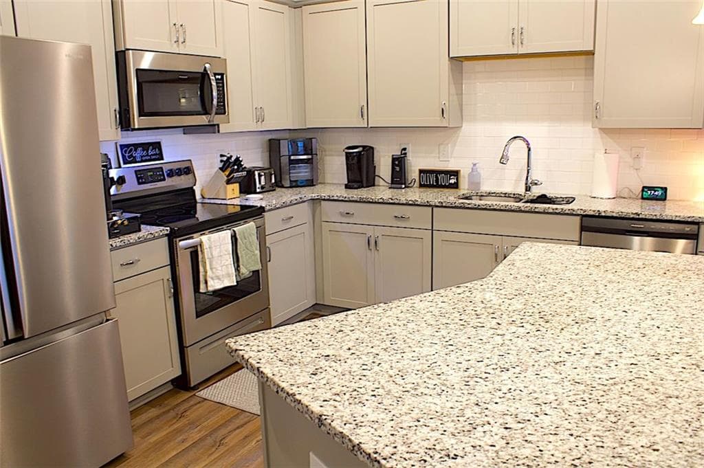3 bedroom, 3 bathroom, 1,594 sq ft townhouse for sale at 535 Ryan Court, Ball Ground, GA 30107 — photo 6