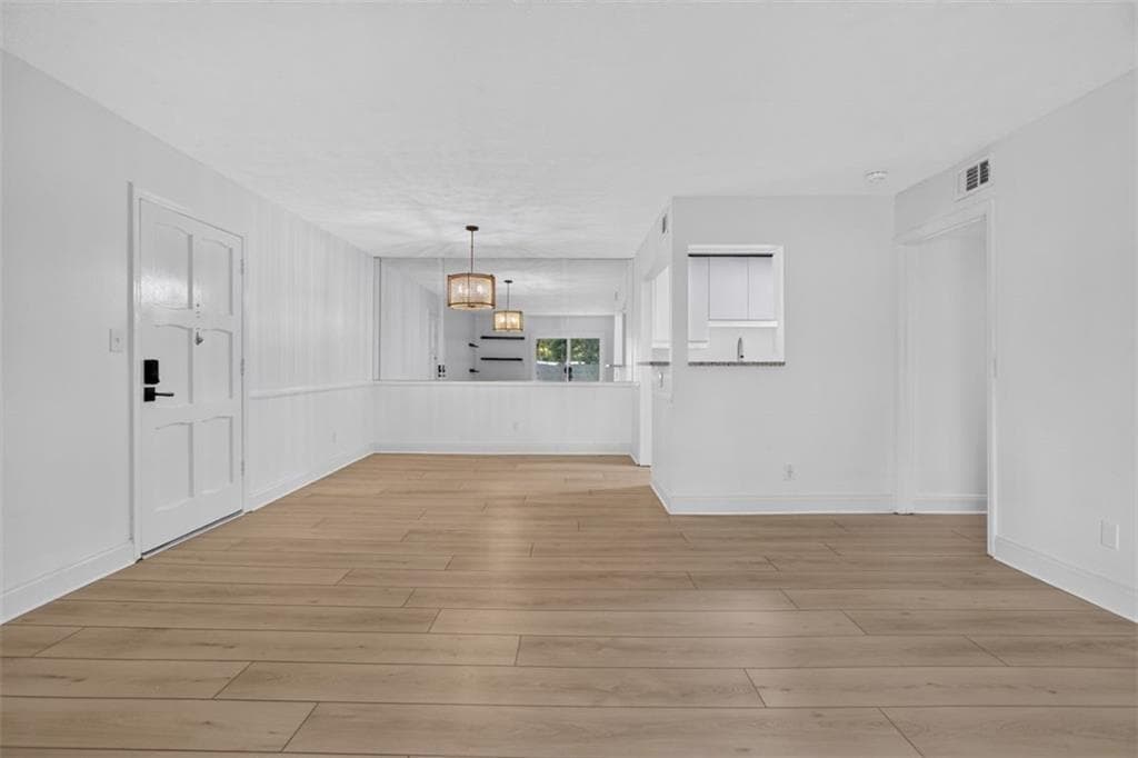 2 bedroom, 2 bathroom, 1,094 sq ft condominium for sale at 725 Dalrymple Road #7J, Sandy Springs, GA 30328 — photo 4