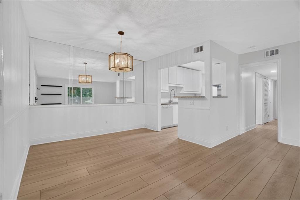 2 bedroom, 2 bathroom, 1,094 sq ft condominium for sale at 725 Dalrymple Road #7J, Sandy Springs, GA 30328 — photo 7