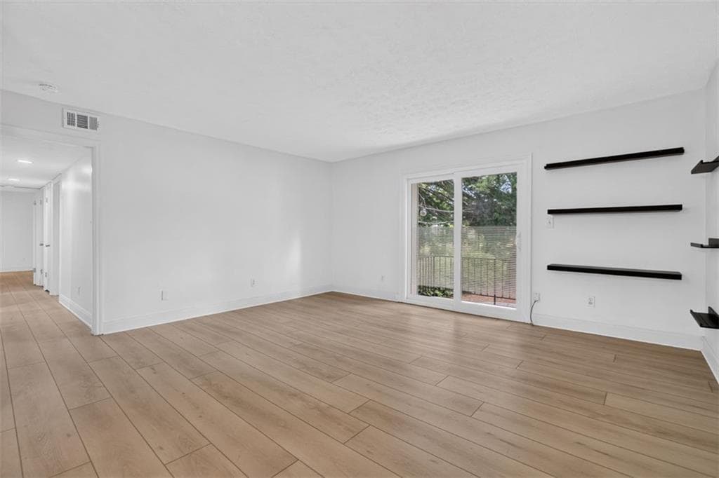 2 bedroom, 2 bathroom, 1,094 sq ft condominium for sale at 725 Dalrymple Road #7J, Sandy Springs, GA 30328 — photo 5