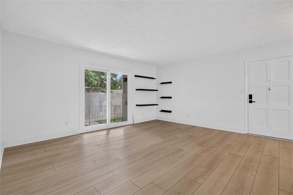 2 bedroom, 2 bathroom, 1,094 sq ft condominium for sale at 725 Dalrymple Road #7J, Sandy Springs, GA 30328 — photo 2
