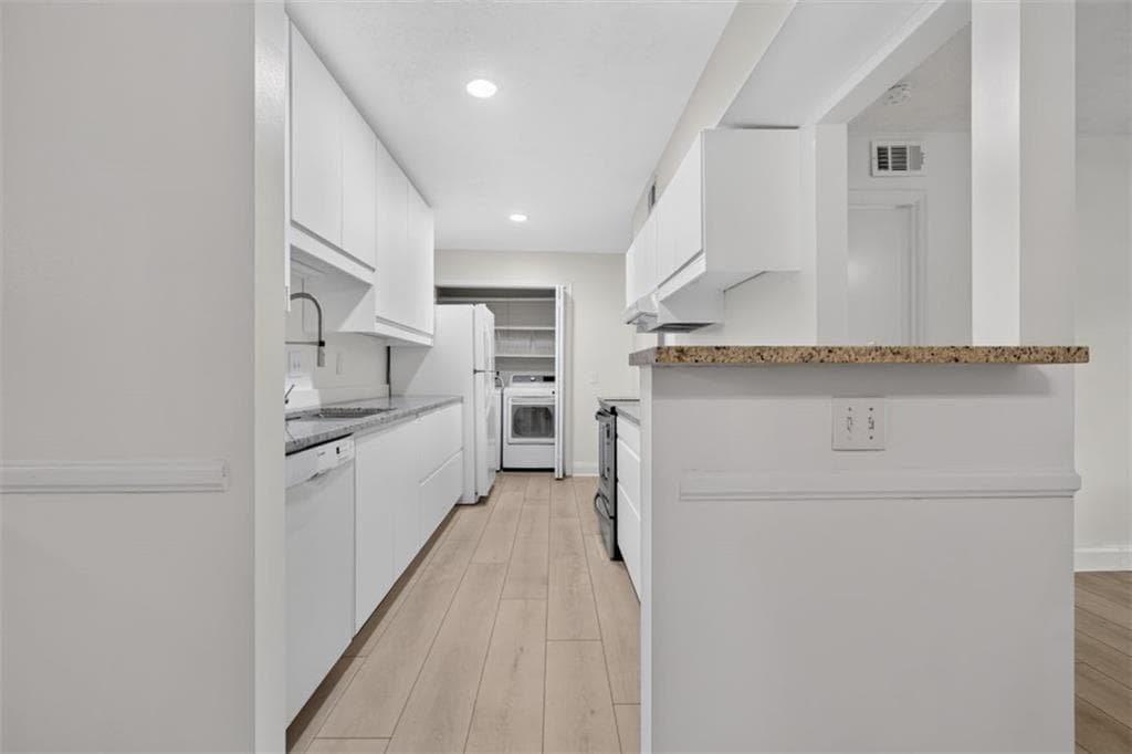 2 bedroom, 2 bathroom, 1,094 sq ft condominium for sale at 725 Dalrymple Road #7J, Sandy Springs, GA 30328 — photo 3