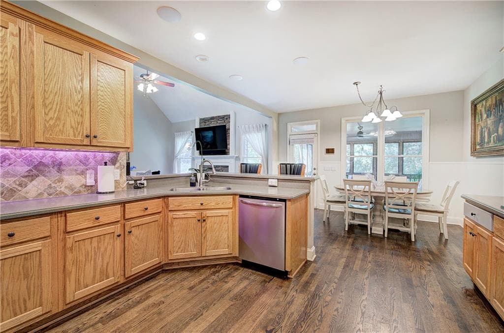 4 bedroom, 5 bathroom, 2,779 sq ft single family residence under contract at 213 Montana Way, Canton, GA 30114 — photo 10