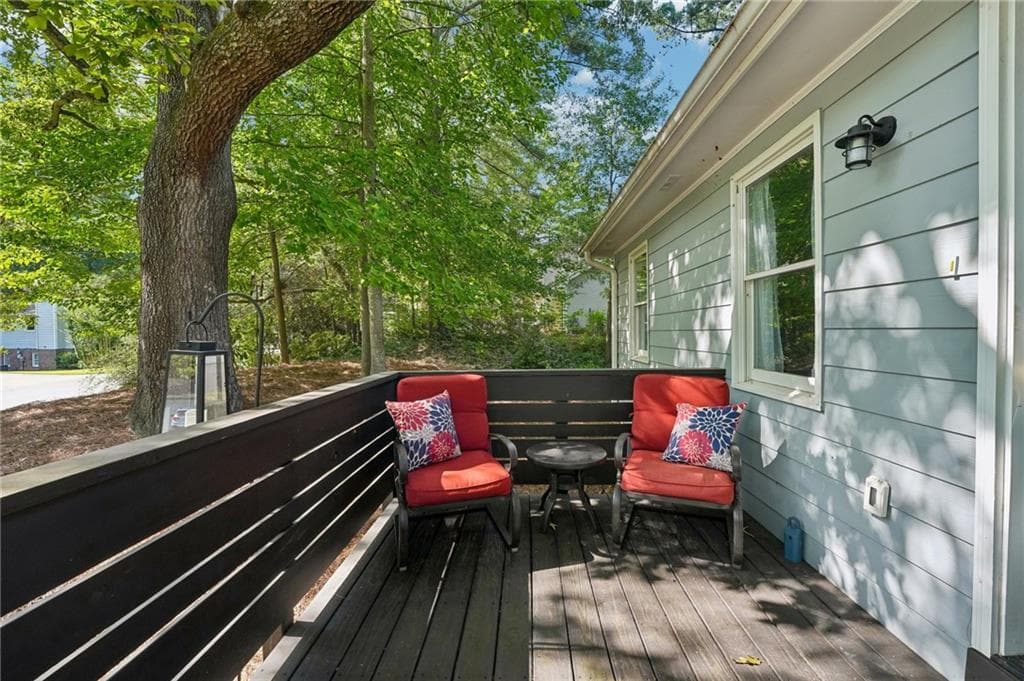 4 bedroom, 3 bathroom, 2,150 sq ft single family residence for sale at 585 Westchester Circle, Marietta, GA 30064 — photo 2