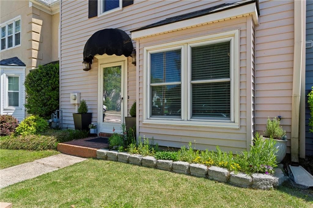 2 bedroom, 3 bathroom, 1,361 sq ft townhouse under contract at 573 Salem Woods Drive, Marietta, GA 30067 — photo 2