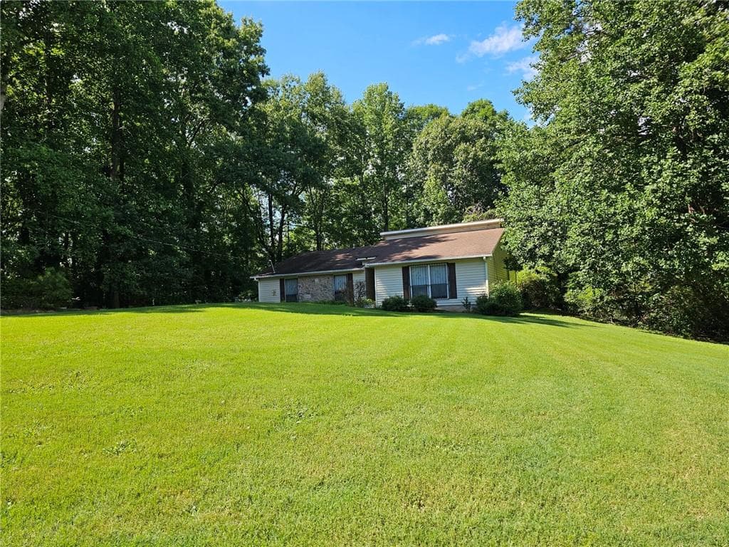 4 bedroom, 2 bathroom, 1,975 sq ft single family residence under contract at 2031 Battlement Lane, Riverdale, GA 30296 — photo 4