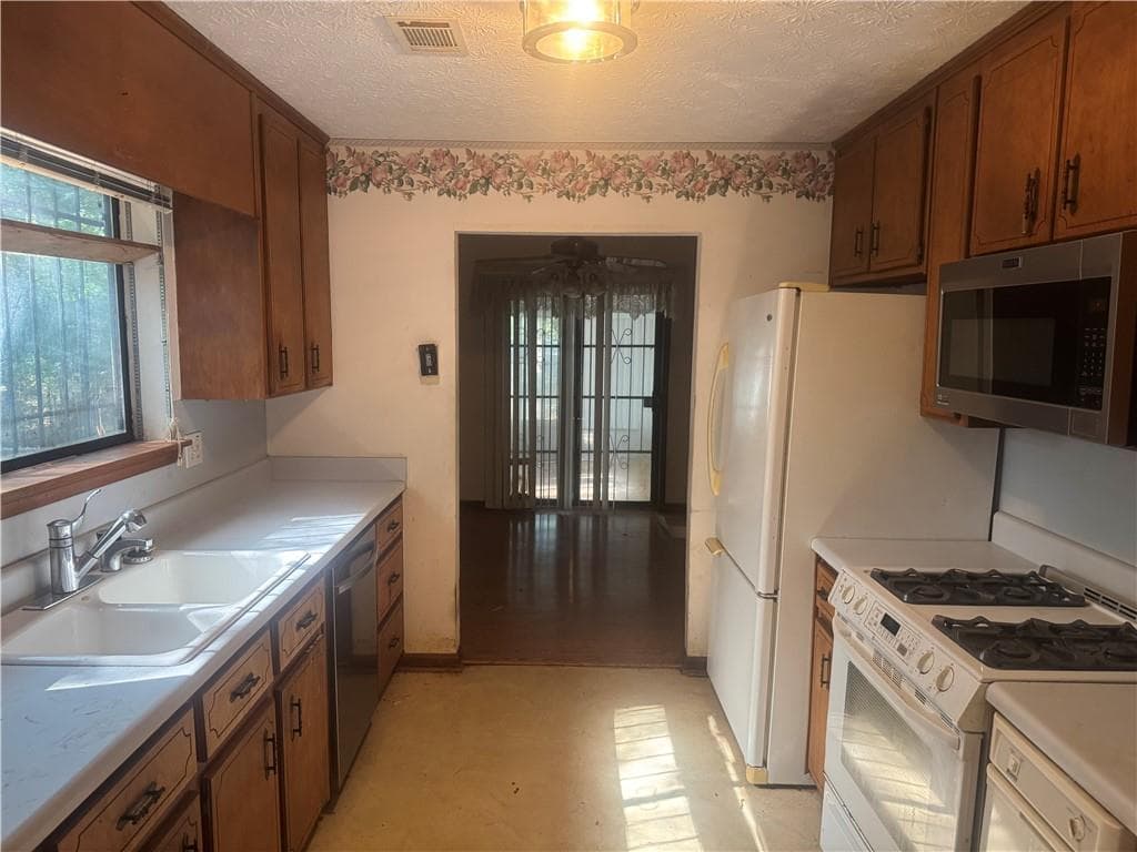 4 bedroom, 2 bathroom, 1,975 sq ft single family residence under contract at 2031 Battlement Lane, Riverdale, GA 30296 — photo 6