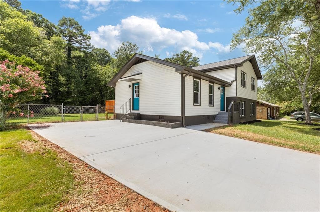 4 bedroom, 3 bathroom, 1,728 sq ft single family residence for sale at 2531 Falcon Ridge Drive, Grayson, GA 30017 — photo 2
