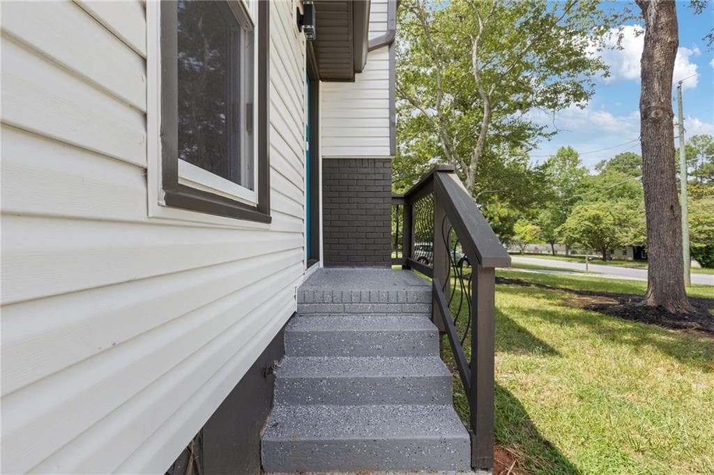 4 bedroom, 3 bathroom, 1,728 sq ft single family residence for sale at 2531 Falcon Ridge Drive, Grayson, GA 30017 — photo 3