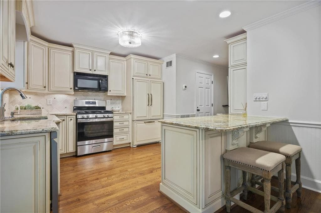 3 bedroom, 4 bathroom, 2,406 sq ft townhouse for sale at 2201 Defoors Mill Drive, Atlanta, GA 30318 — photo 8