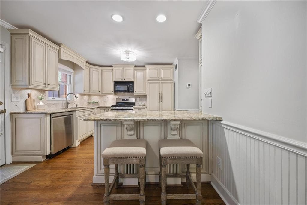 3 bedroom, 4 bathroom, 2,406 sq ft townhouse for sale at 2201 Defoors Mill Drive, Atlanta, GA 30318 — photo 9