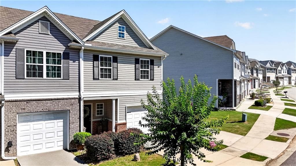 3 bedroom, 3 bathroom, 1,740 sq ft townhouse for sale at 4688 Beacon Ridge Lane, Flowery Branch, GA 30542 — photo 2