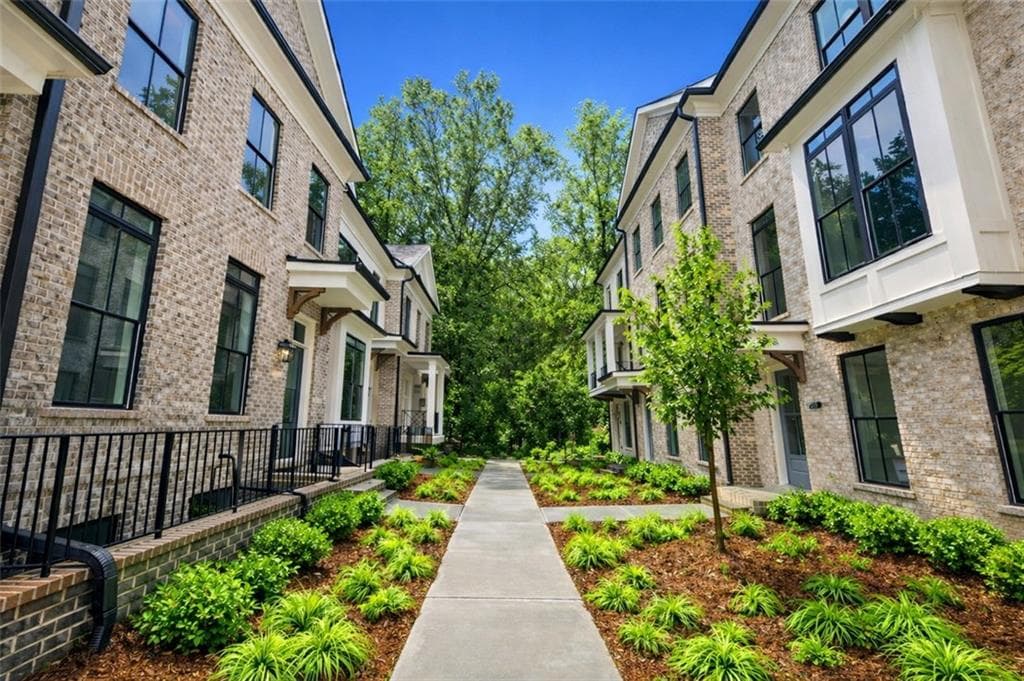 3 bedroom, 4 bathroom, 2,105 sq ft townhouse under contract at 235 Midnight Oak Run 8, Alpharetta, GA 30009 — photo 7