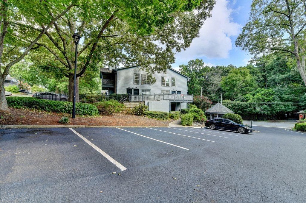 2 bedroom, 1 bathroom, 1,342 sq ft condominium for sale at 1305 Weatherstone Way, Atlanta, GA 30324 — photo 2