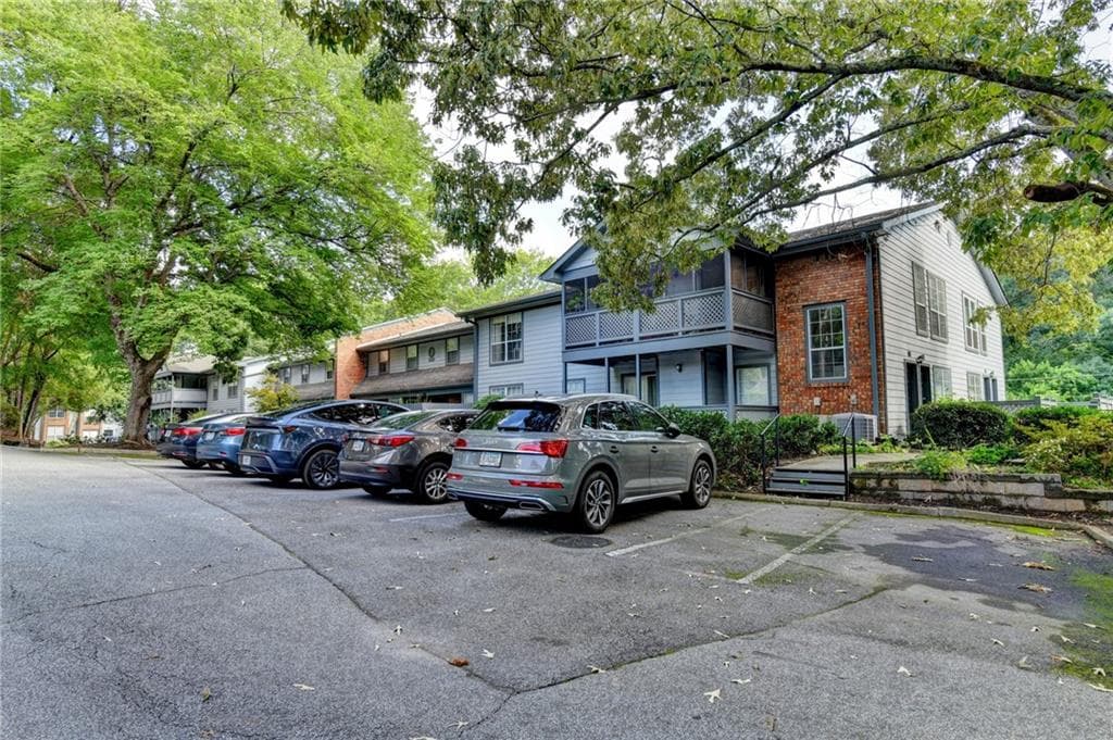 2 bedroom, 1 bathroom, 1,342 sq ft condominium for sale at 1305 Weatherstone Way, Atlanta, GA 30324 — photo 3