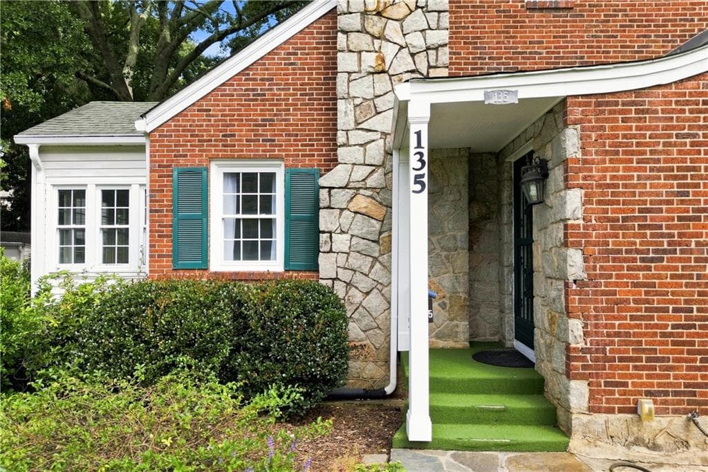 3 bedroom, 2 bathroom, 2,355 sq ft single family residence under contract at 135 Vidal Boulevard, Decatur, GA 30030 — photo 2