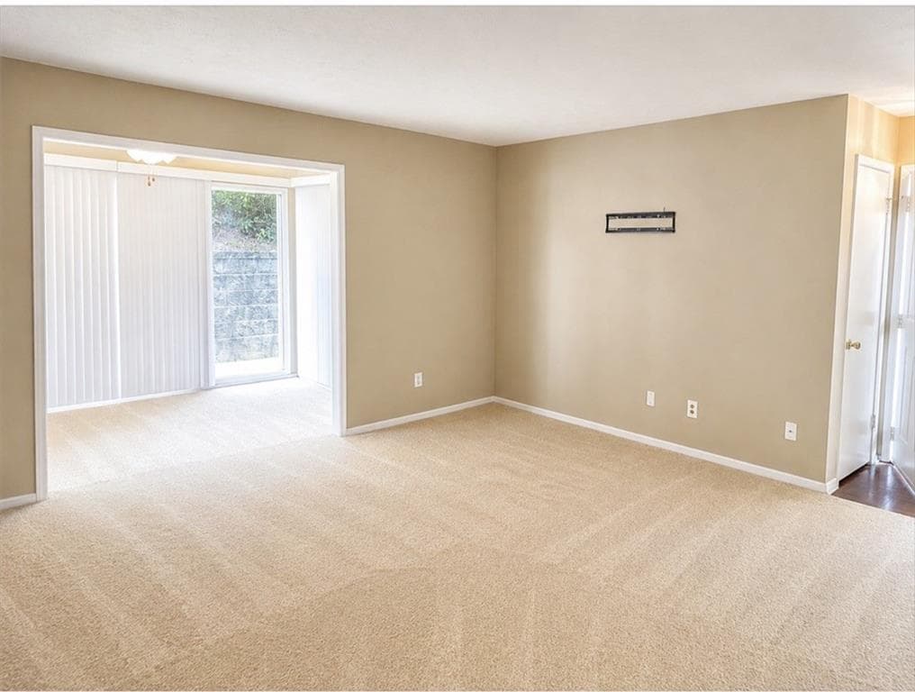 2 bedroom, 1 bathroom, 1,126 sq ft condominium for sale at 1303 Natchez Trace, Sandy Springs, GA 30350 — photo 2