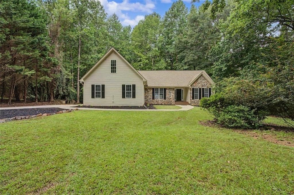6 bedroom, 3 bathroom, 4,384 sq ft single family residence for sale at 590 S Alexander Creek Road, Newnan, GA 30263 — photo 2