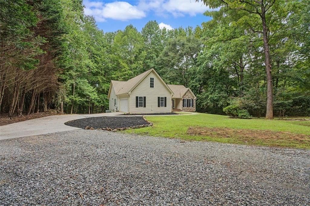 6 bedroom, 3 bathroom, 4,384 sq ft single family residence for sale at 590 S Alexander Creek Road, Newnan, GA 30263 — photo 3