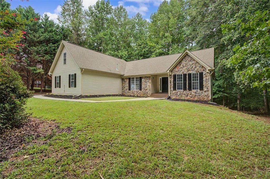 6 bedroom, 3 bathroom, 4,384 sq ft single family residence for sale at 590 S Alexander Creek Road, Newnan, GA 30263 — photo 4