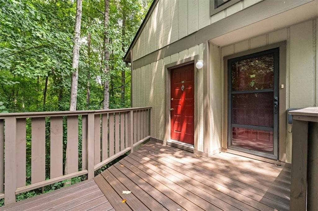 2 bedroom, 1 bathroom, 1,000 sq ft condominium under contract at 804 Woodcliff Drive, Sandy Springs, GA 30350