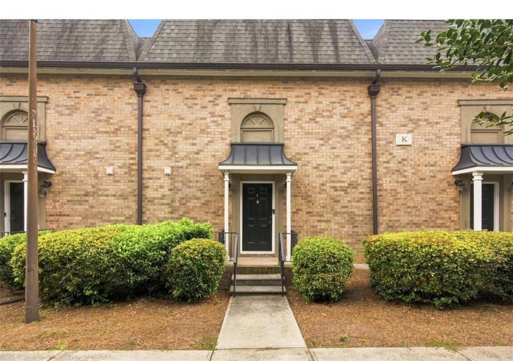 2 bedroom, 2 bathroom, 1,228 sq ft townhouse for sale at 6980 Roswell Road K4, Atlanta, GA 30328