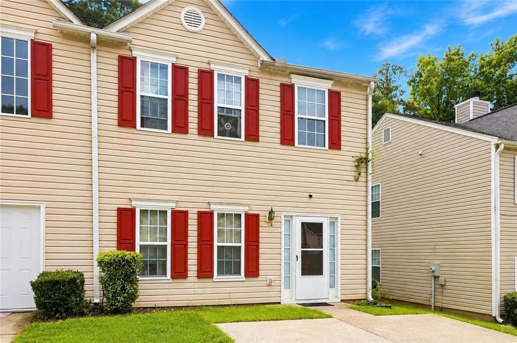3 bedroom, 3 bathroom, 1,408 sq ft townhouse for sale at 5630 Hampton Court, Atlanta, GA 30349 — photo 2