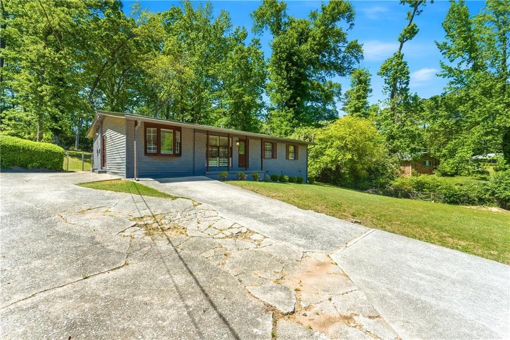 4 bedroom, 2 bathroom, 1,650 sq ft single family residence for sale at 2725 Shoreland Drive, Atlanta, GA 30331 — photo 3