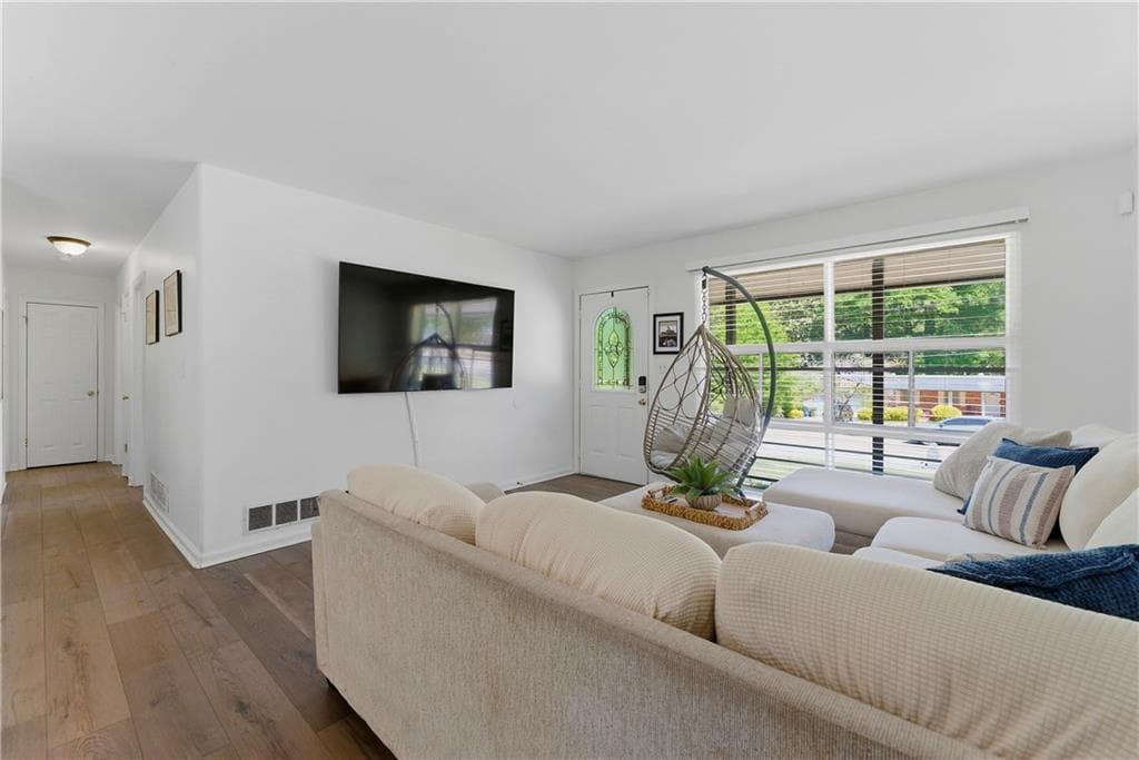 4 bedroom, 2 bathroom, 1,650 sq ft single family residence for sale at 2725 Shoreland Drive, Atlanta, GA 30331 — photo 6