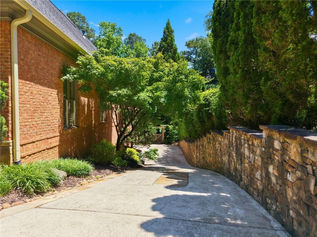 4 bedroom, 7 bathroom, 5,977 sq ft single family residence under contract at 6945 Wakehurst Place, Cumming, GA 30040 — photo 3