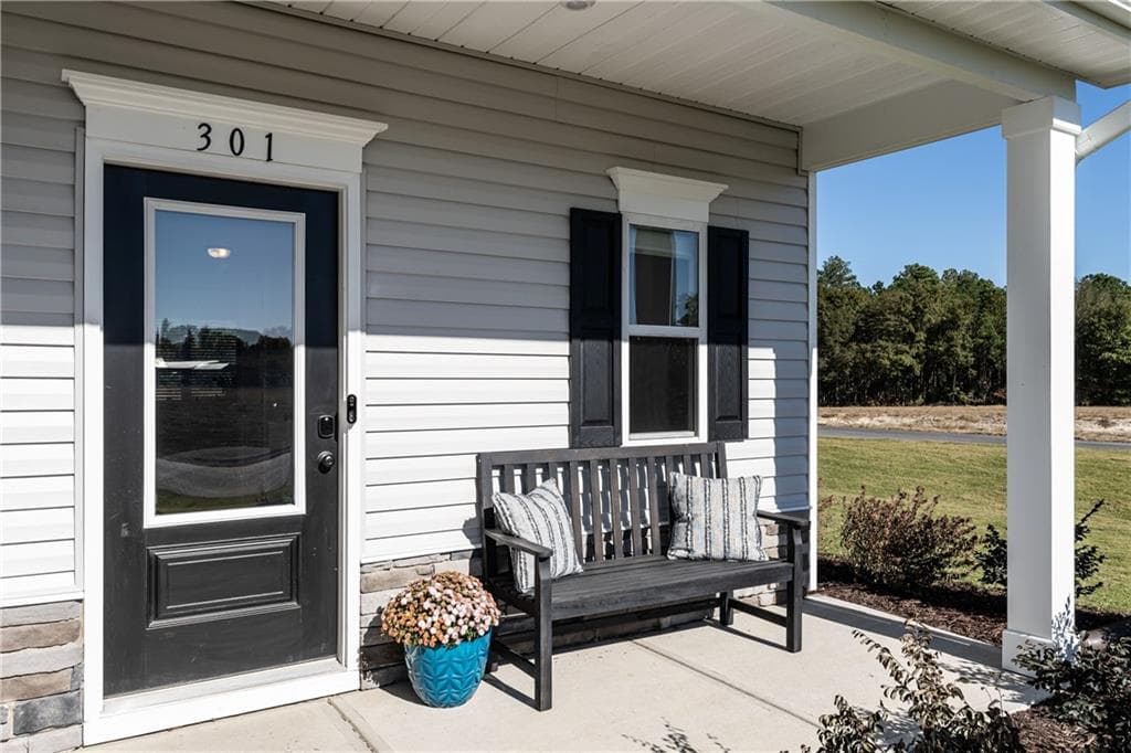 4 bedroom, 3 bathroom, 1,813 sq ft single family residence for sale at 328 Artimis Drive, Dalton, GA 30720 — photo 2
