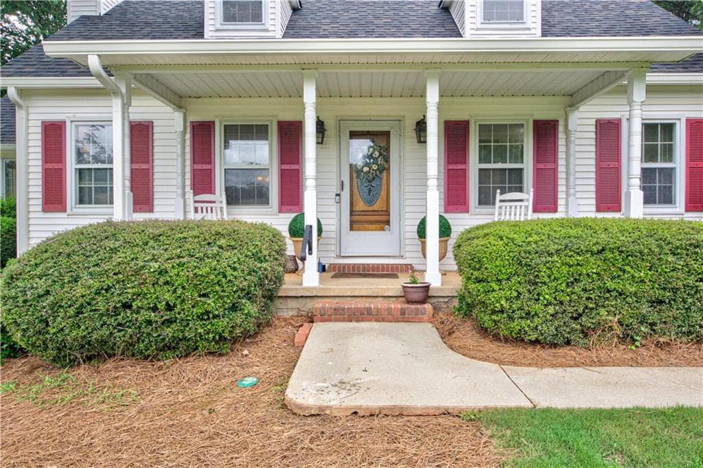 3 bedroom, 3 bathroom, 2,107 sq ft single family residence for sale at 3679 Maple Forge Lane, Gainesville, GA 30504 — photo 2