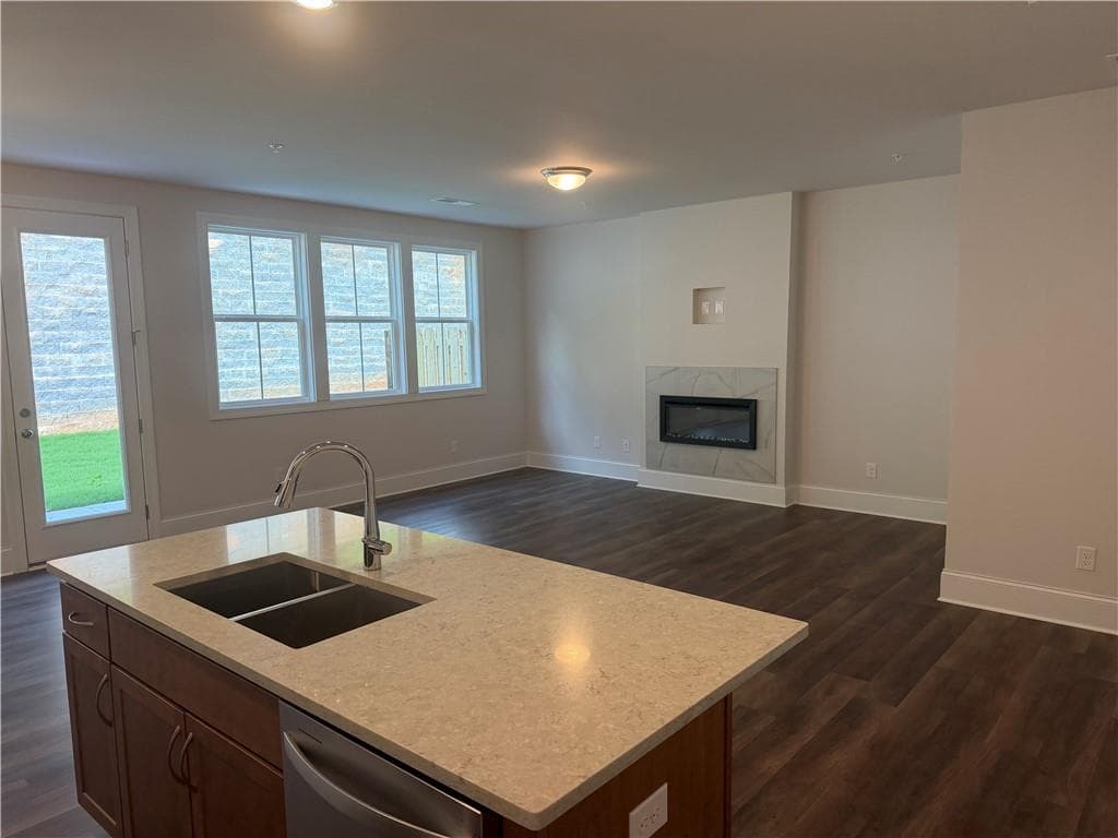 3 bedroom, 3 bathroom, 2,035 sq ft single family residence for sale at 1648 Crestcreek Court, Marietta, GA 30008 — photo 3